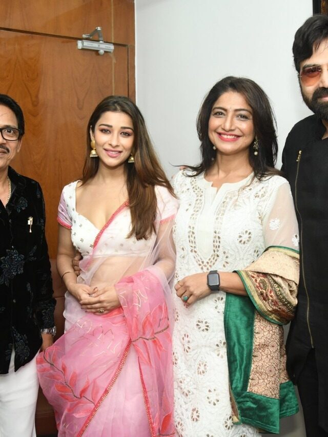 Cinebuster Magazine owner Ronnie Rodrigues organized a grand celebration of Diwali Milan