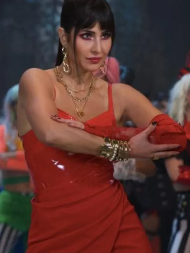 Katrina Kaif did the hook step of the 'Kinna Sona' song from Phone Bhoot with Salman Khan on the sets of Bigg Boss 16; Check out! 2 Katrina Kaif did the hook step of the ‘Kinna Sona’ song from Phone Bhoot with Salman Khan on the sets of Bigg Boss 16; Check out!