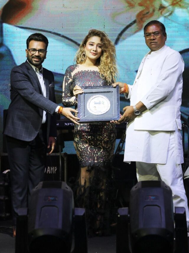 Singer Megha Kishore receives an award; dedicates it to her parents
