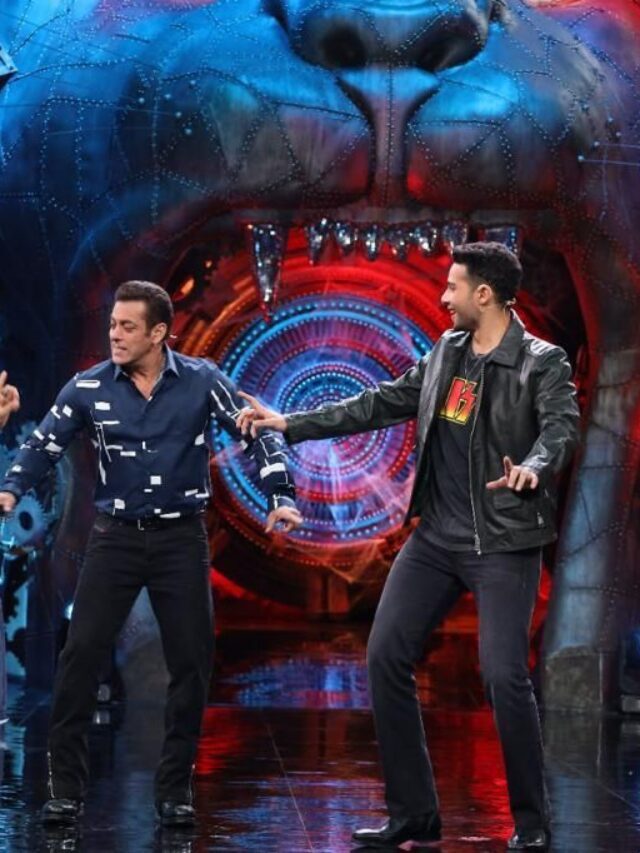 Watch the cast of Phone Bhoot brings along a lot of fun on the sets of Bigg Boss season 16 2 Watch the cast of Phone Bhoot brings along a lot of fun on the sets of Bigg Boss season 16