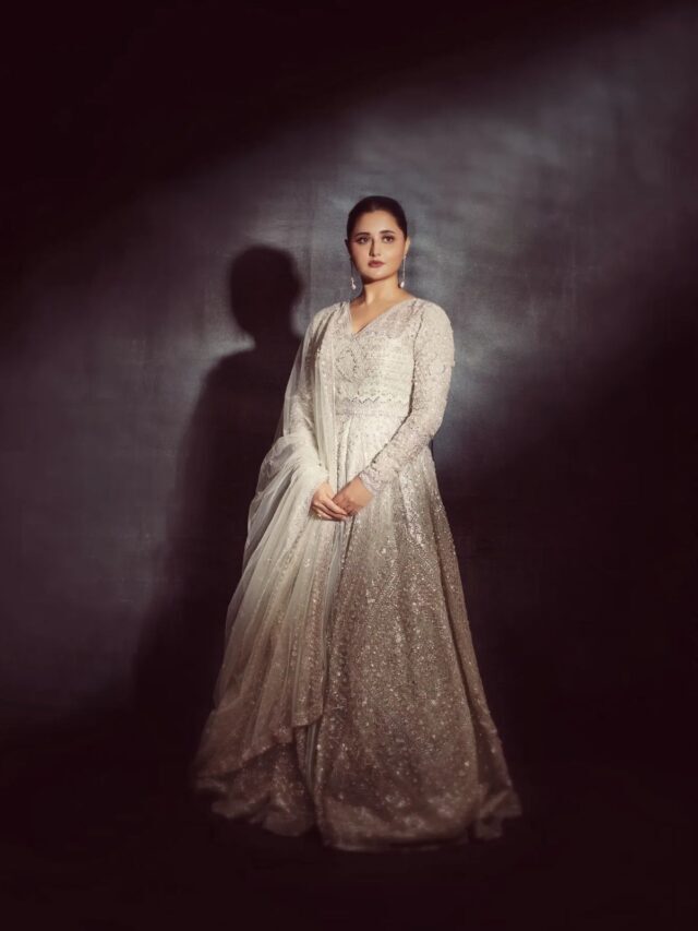 Rashami Desai Sets Major Traditional Fashion Goals with her Lastest Outfit