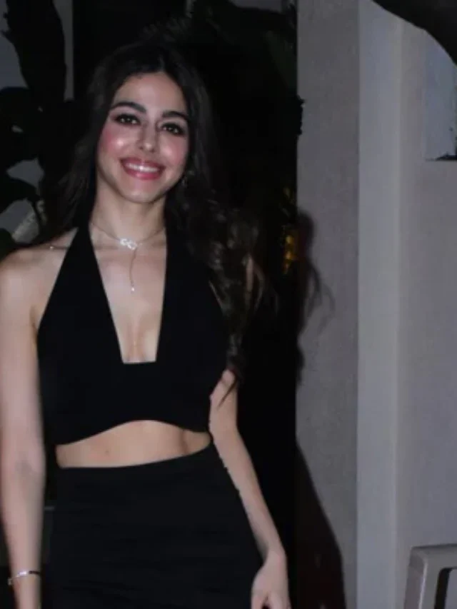 Sparkling candles and cake: Watch Alaya F celebrate her birthday with family and friends 2 Sparkling candles and cake: Watch Alaya F celebrate her birthday with family and friends