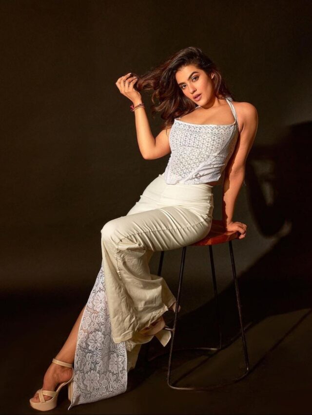 Kavya Thapar Shares her views on Patriotism and Wishes her fans on Republic Day