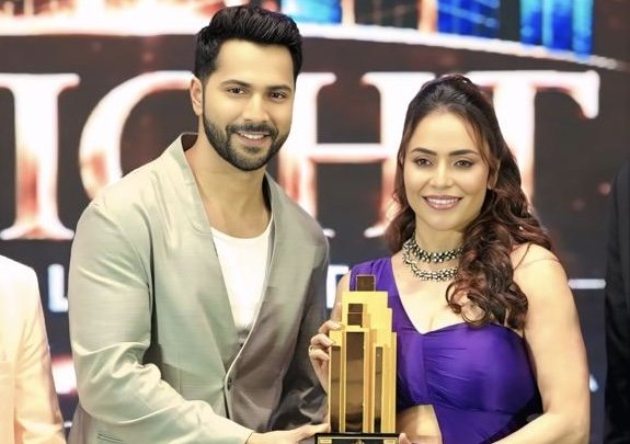 Nikita Rawal Honoured by Varun Dhawan at Award Function