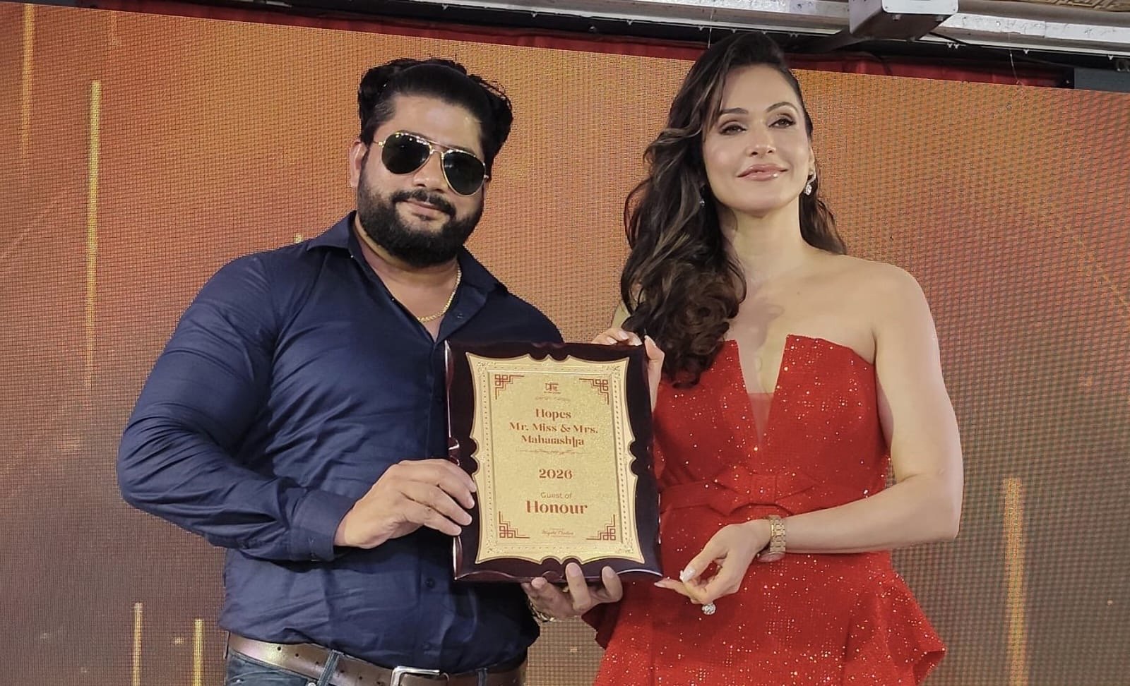 Bollywood star Isha Koppikar honored Dr. Vijay Paharia as the Guest of Honor
