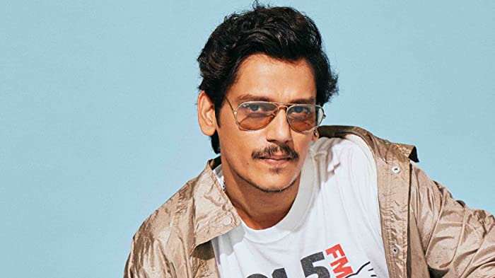Hoots and Cheers by aspiring actors for the Darlings, Vijay Varma as he revisits his alma mater, FTII- Watch Video!