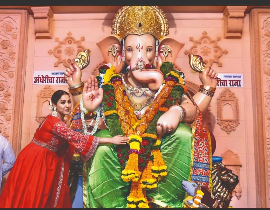 Neeti Mohan's first visit to Andheri Cha Raja post Motherhood.