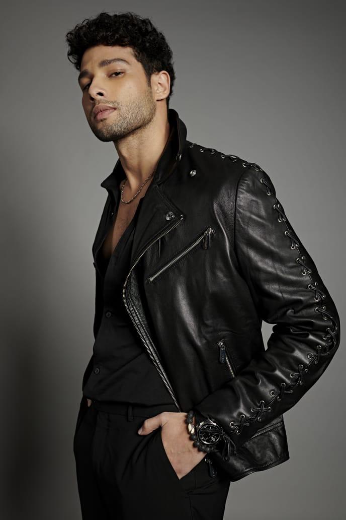 Watch: Siddhant Chaturvedi dances his heart out at Ganapati Visarjan celebration' 2022