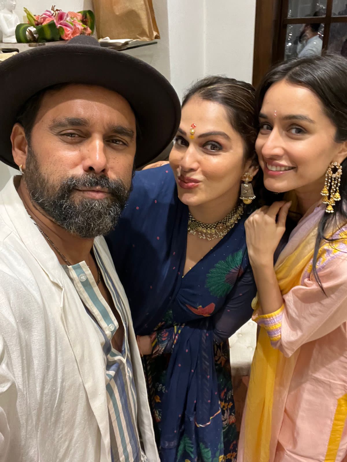 Isha Koppikar Narang Reached Maharashtra CM Eknath Shinde's house for Ganesh Darshan looking beautiful in Traditional Fashion