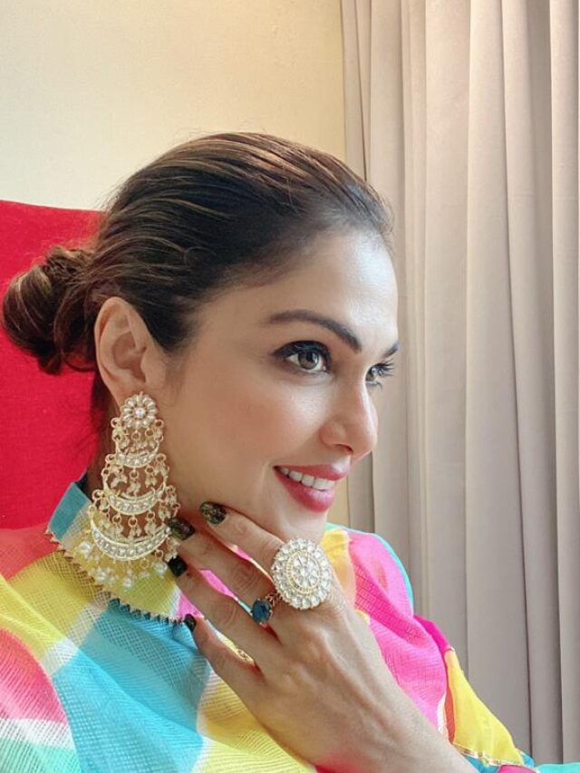 Isha Koppikar Narang pays a colorful tribute to 9 colours of Navratri