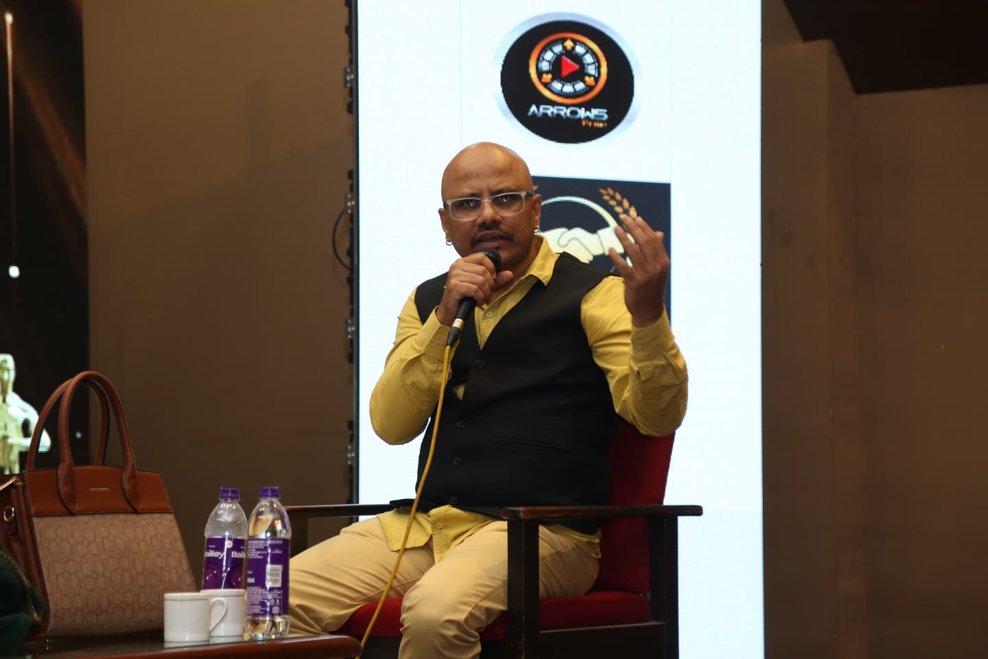 Vikrant More felicitates the gorgeous Niharica Raizada in IPI Awards, 2022