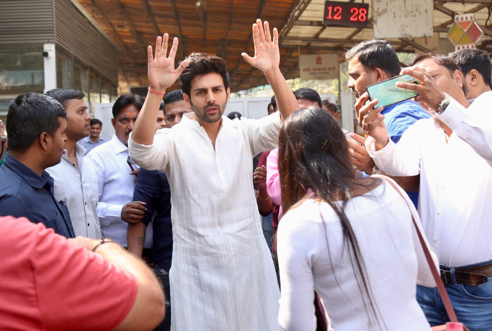 Kartik Aaryan visits Siddhivinayak temple on his birthday to seek blessings for year ahead and thank for the year that has been!