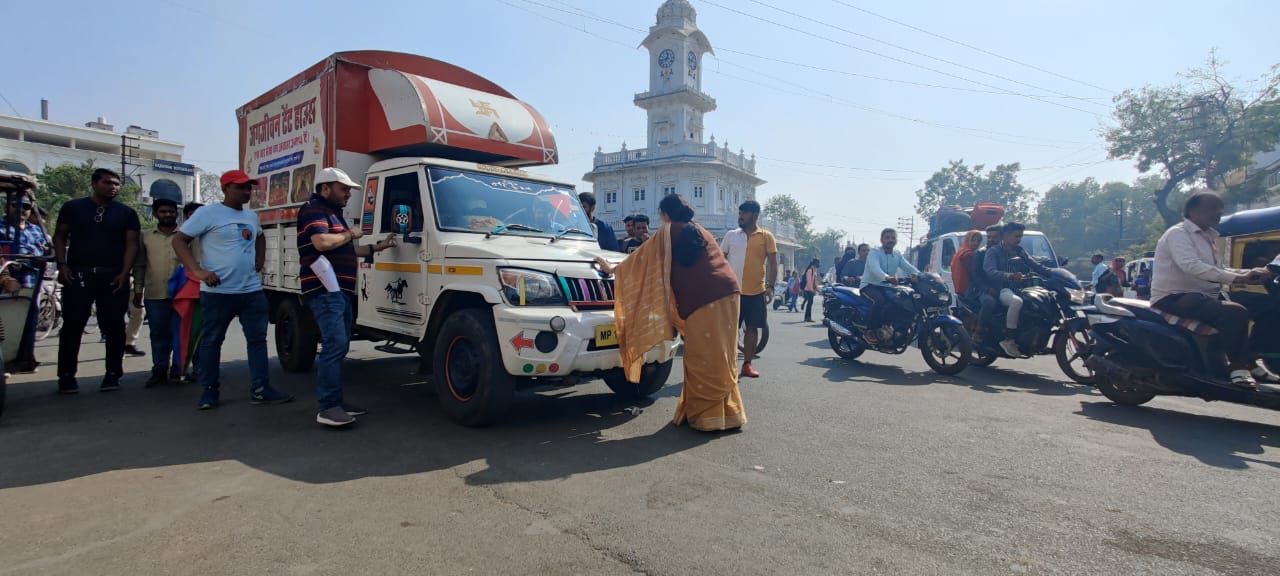 The cast of Star Bharat’s upcoming show ‘Aashao Ka Savera…Dheere Dheere Se’ visits Ujjain city for their shoot.