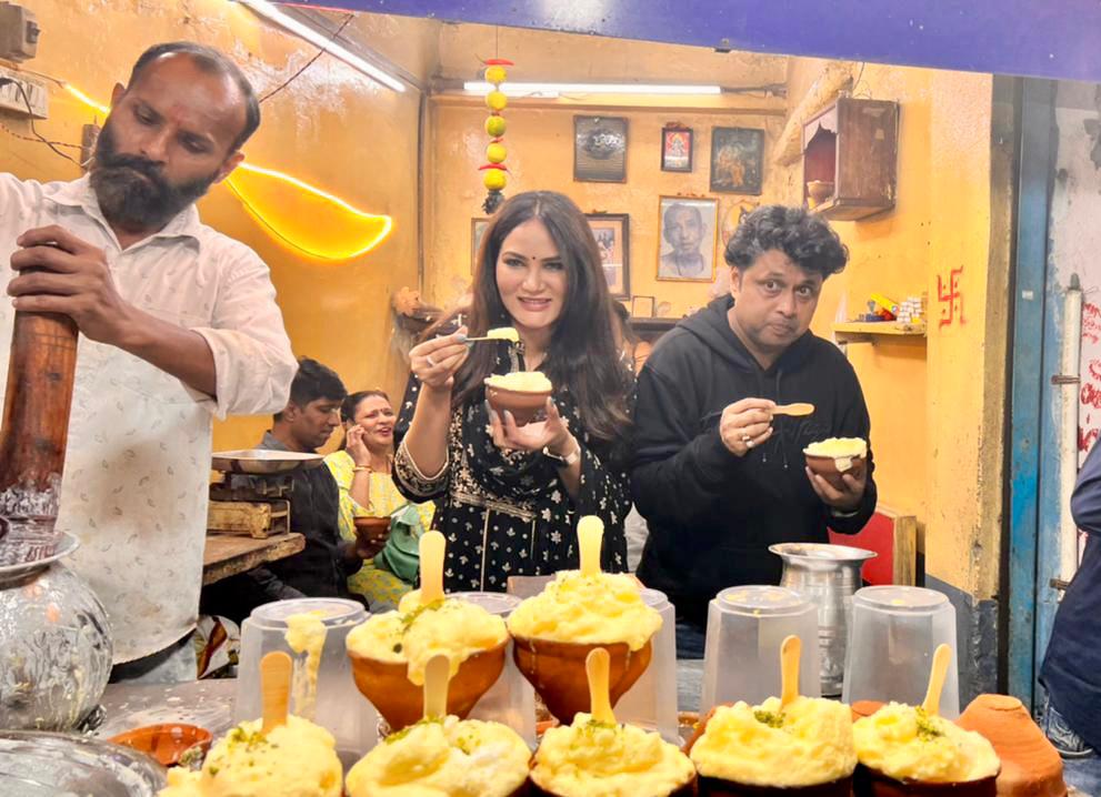 Yogesh Tripathi and Kamna Pathak bond over food