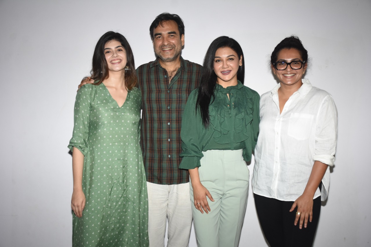 WIZ FILMS goes on floors for its first (UNTITLED) feature film with Director Aniruddha Roy Chowdhury starring Pankaj Tripathi, Sanjana Sanghi, Parvathy Thiruvothu, Jaya Ahsan & Paresh Pahuja in lead roles!
Produced by Wiz Films, KVN & HT Content Studio