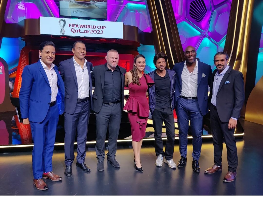 The studio was a lit affair with Shah Rukh Khan alongside Anant Tyagi and Wayne Rooney for the FIFA World cup final