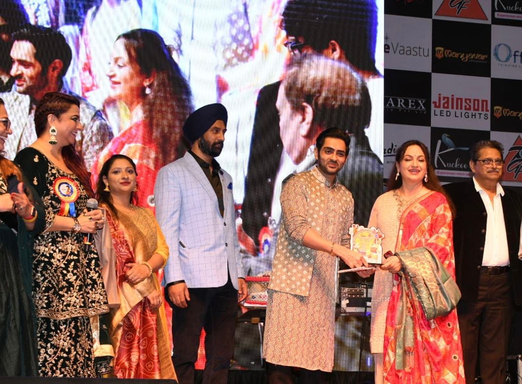 Karan Singh Chhabra received award of excellence from veteran Indian singer Dr. Jaspinder Narula