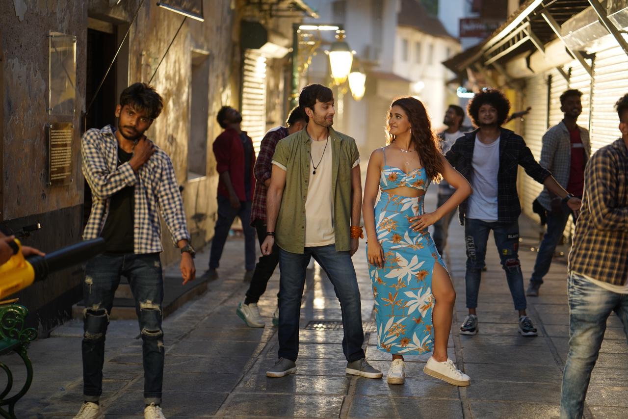 Daayein Baayein ft Shakti Mohan and Himansh Kohli is out now, and track is a perfect blend of romance and fun