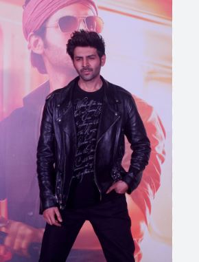 Kartik Aaryan goes without sleep for 30hrs to fulfil work commitments; Read!