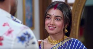 In the story of "Pyar Ka Pehla Naam Radha Mohan", is Tulsi capable of informing Radha about Gurumaa?