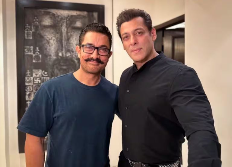 Salman Khan Passes on his Lucky Bracelet to Aamir Khan at Arpita Sharma's Eid Bash: Are they Doing a Film Together?