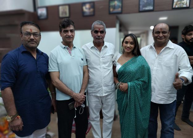 The event was a grand success and marked the beginning of a new chapter: The office of Lakshmi Ganapati Films of producer Ramesh Vyas was inaugurated by Inder Kumar.