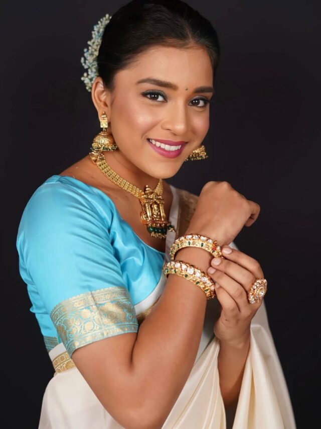 Saree-ready! Sumbul Touqeer  is giving us major desi-vibes!