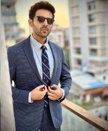 Kartik Aaryan's Sattu Charms Audiences, Earns Him Coveted Man of the Year Award!