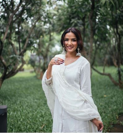 "Jasmine Bhasin: Embracing the Festive Spirit of Ganesh Chaturthi"