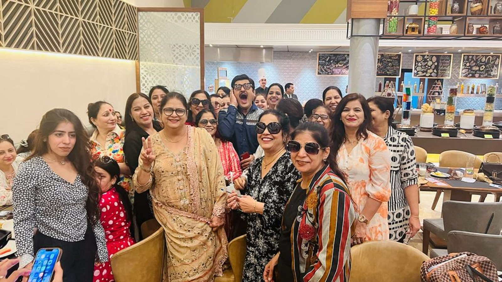 Real-Life Bhabhis ne ghera Tiwari Ji ko!