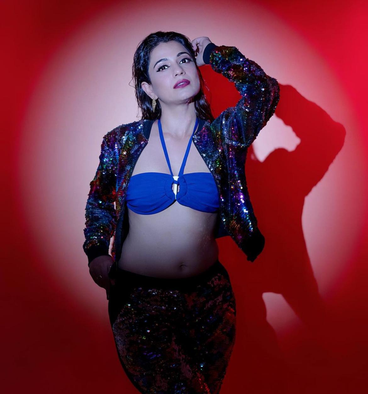 Akanksha Juneja Shines in a Shimmery Outfit – A Glamorous Look