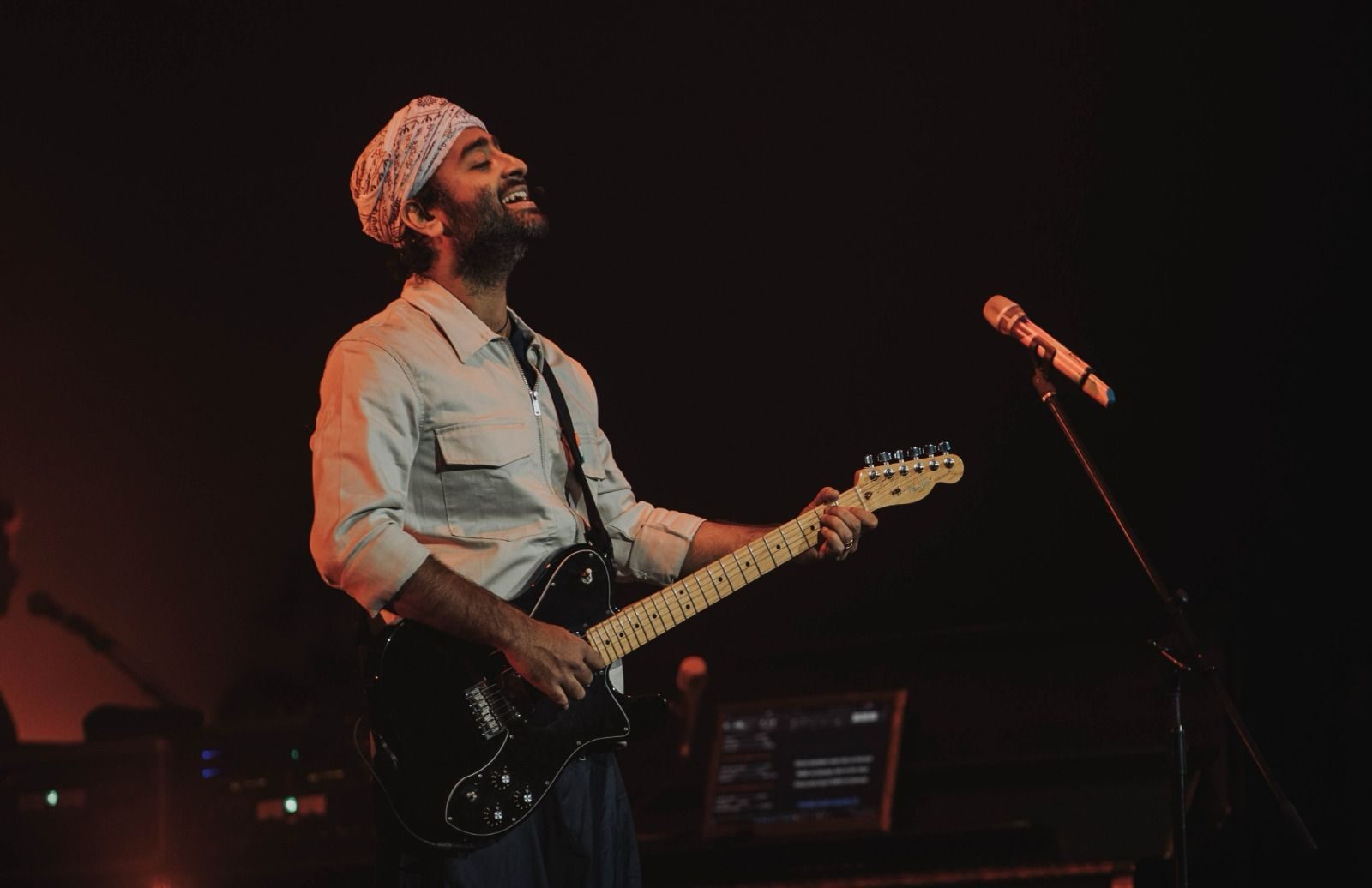 Arijit Singh Mesmerizes Dubai Audience with Exclusive Preview of 'In Raahon Mein' from 'The Archies'