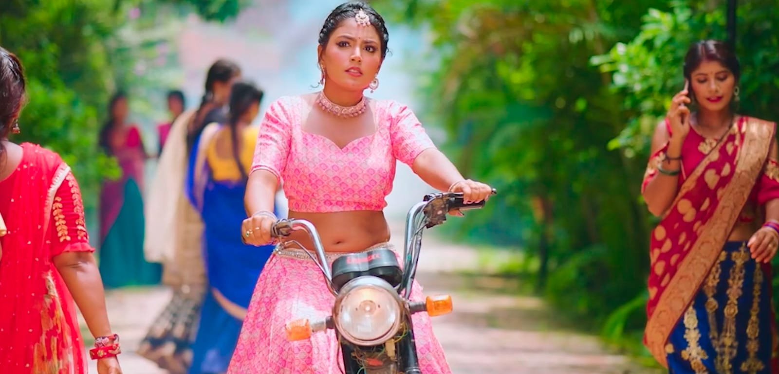 "Mahi Srivastava Steals the Spotlight in Sarvesh Singh and Shilpi Raj's Chartbuster 'Mehri Ke Sara Sukh Chahi'"