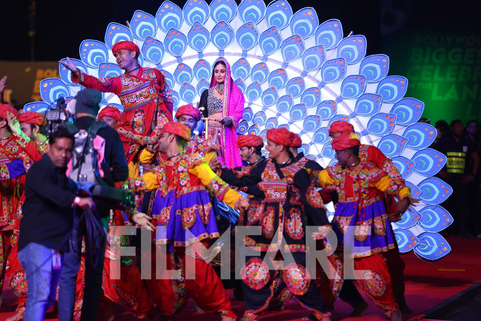 Watch Kareena Kapoor Khan’s Spectacular Performance at the 69th Filmfare Awards 2024 on Zee TV