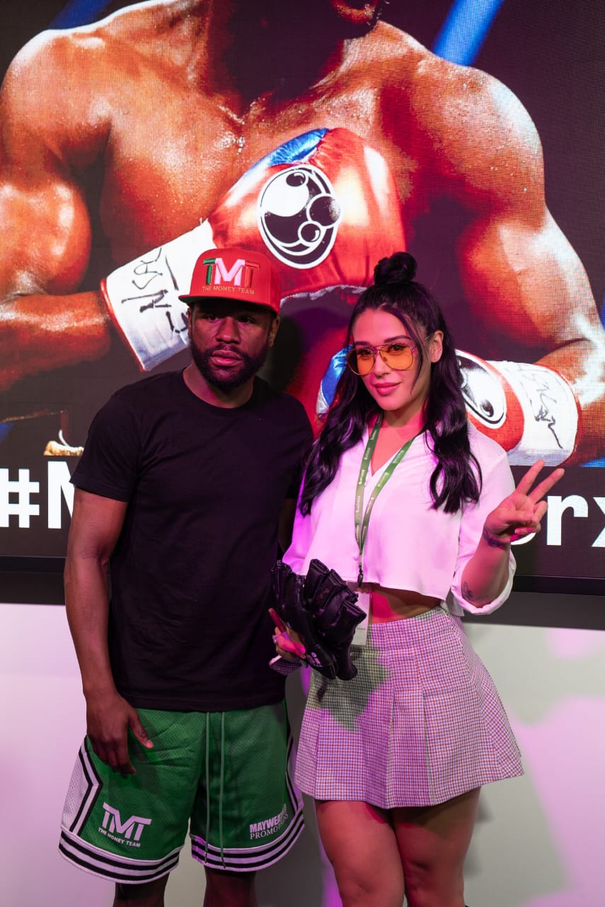 Krishna Shroff meets undefeated boxing champion Floyd Mayweather Jr, receives best wishes for MFN, her MMA promotion