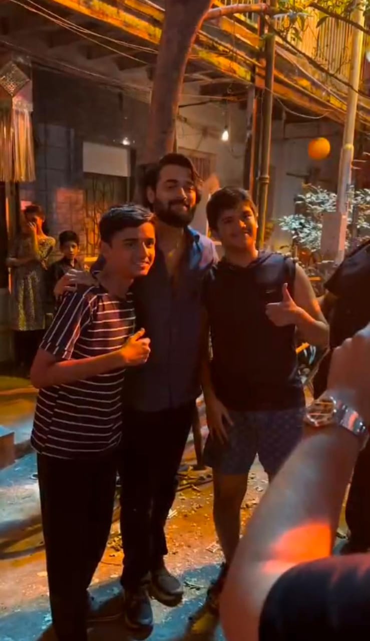 Bhuvan Bam Mobbed on Sets of Taaza Khabar Season 2