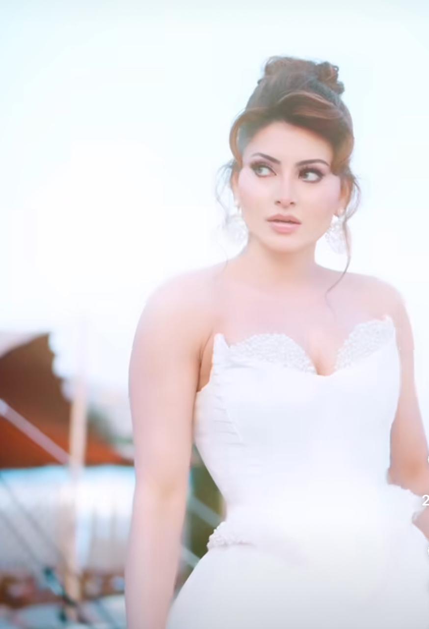 Urvashi Rautela's Cannes Red Carpet Look Deserves Standing Ovation