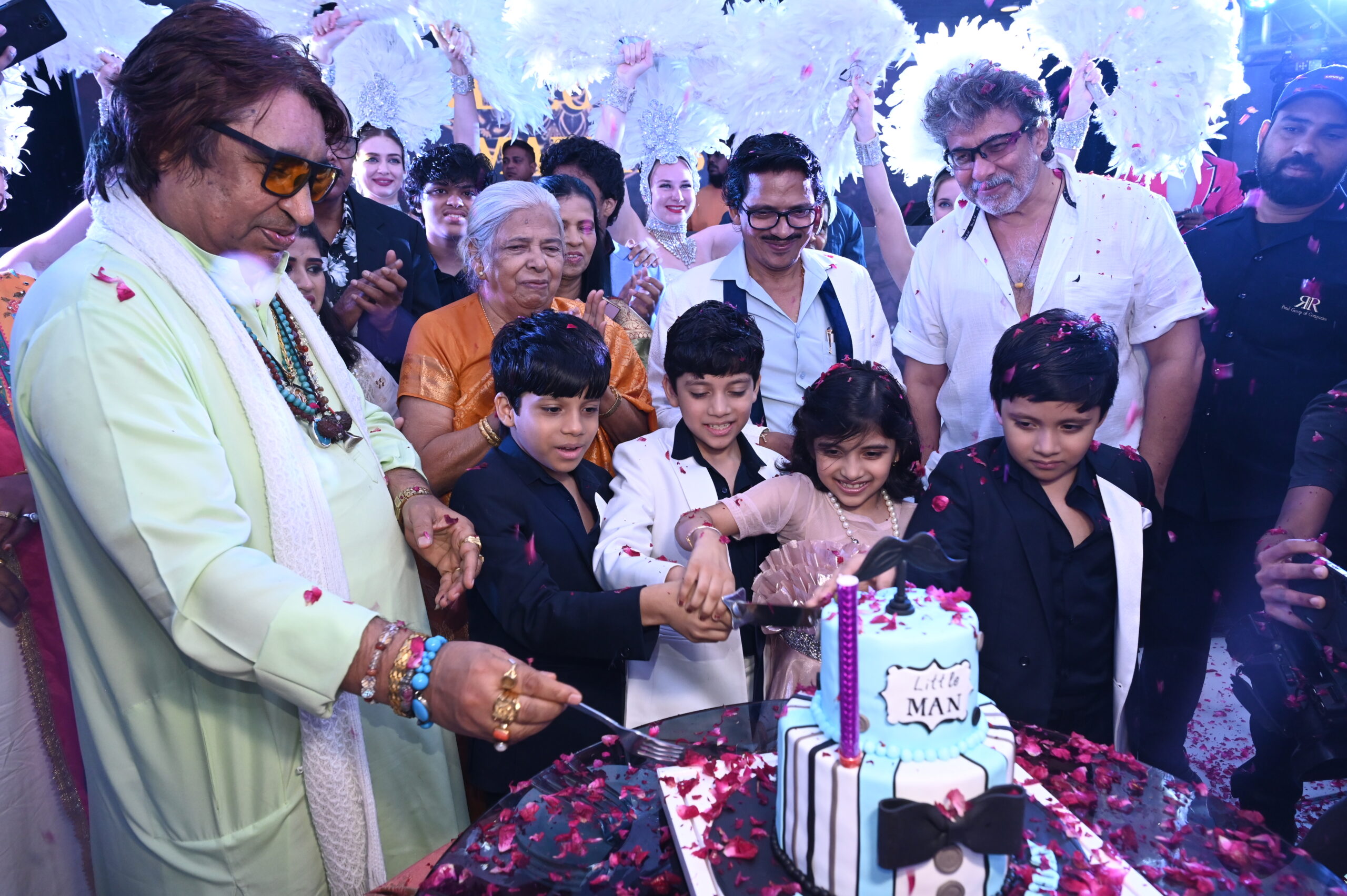 Ronnie Rodrigues gifted a camera to senior photographer Sameer Markande through Deepak Tijori on his son's birthday!