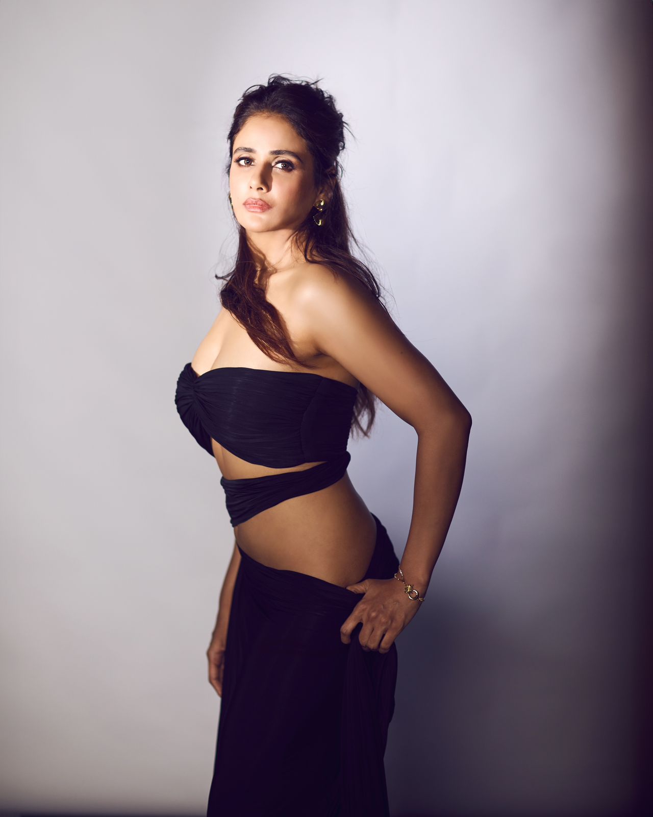 Parul Yadav takes the oomph game to a new high, flaunts her super sensuous hyper toned body like a glam-doll diva in her blue high-chic ethnic outfit!