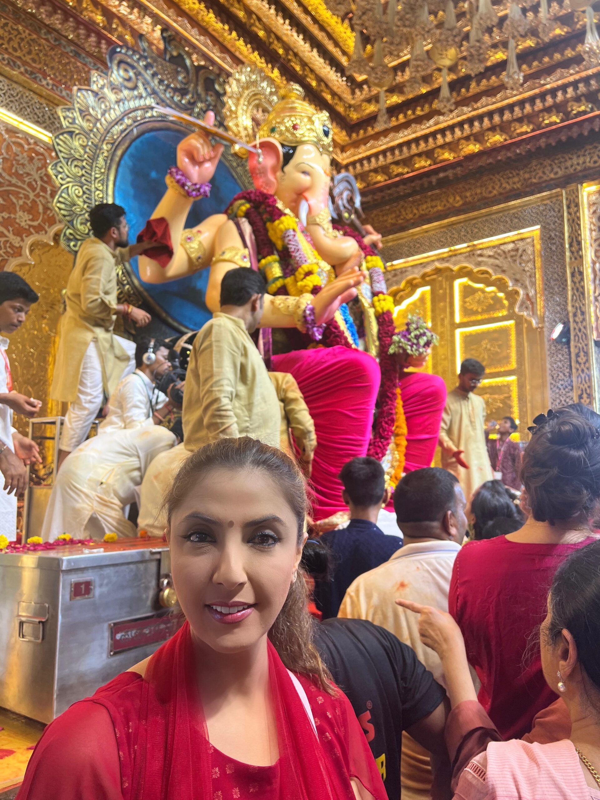 Jyoti Saxena seeks blessings of Ganpati Bappa during darshan at the iconic Lalbaug Cha Raja pandal, pictures go viral