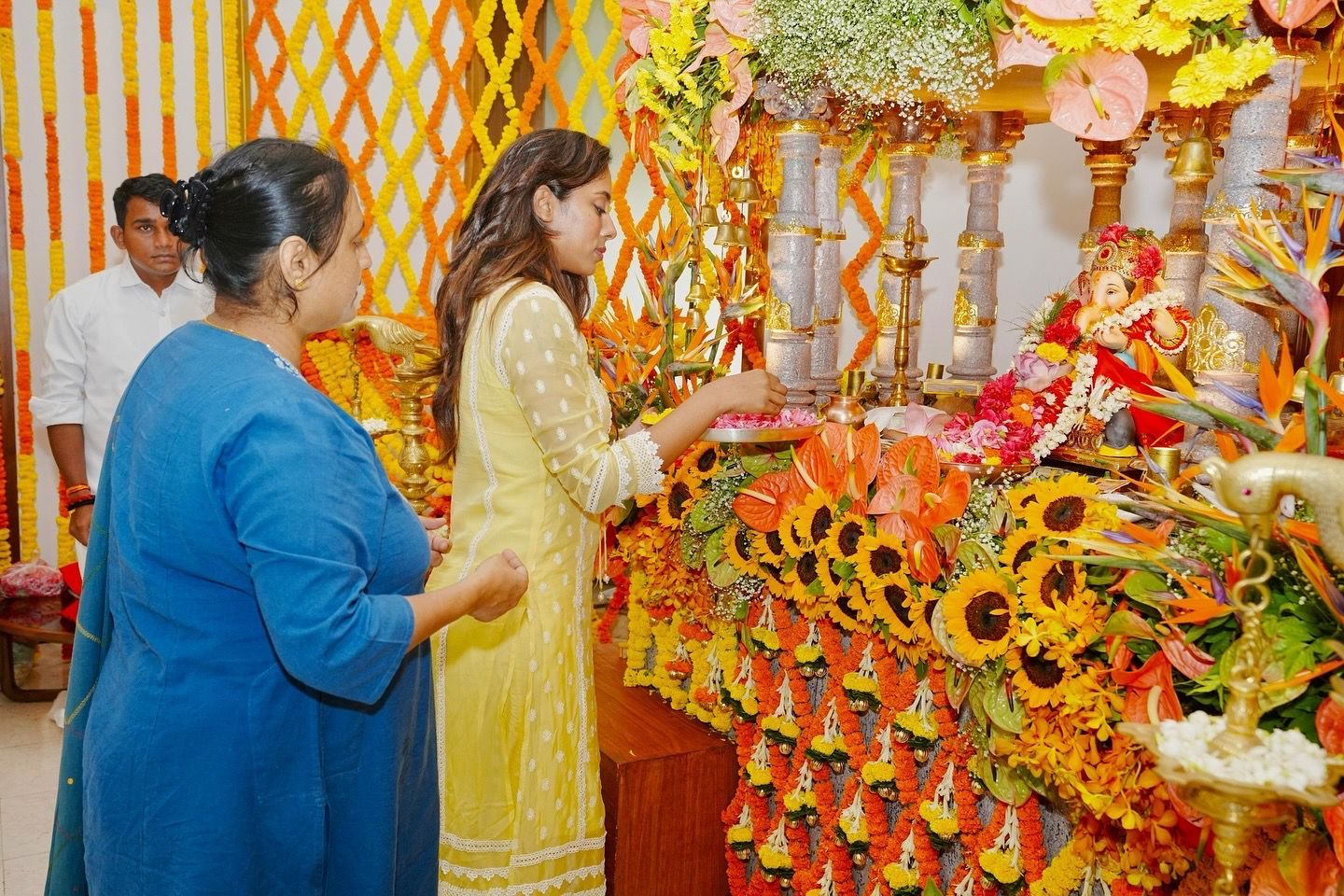 Apurrva Soni seeks blessings of Ganpati Bappa at the residence of Deputy Chief Minister Of Maharashtra Devendra Fadnavis, looks resplendent and a class apart in her yellow ethnic avatar