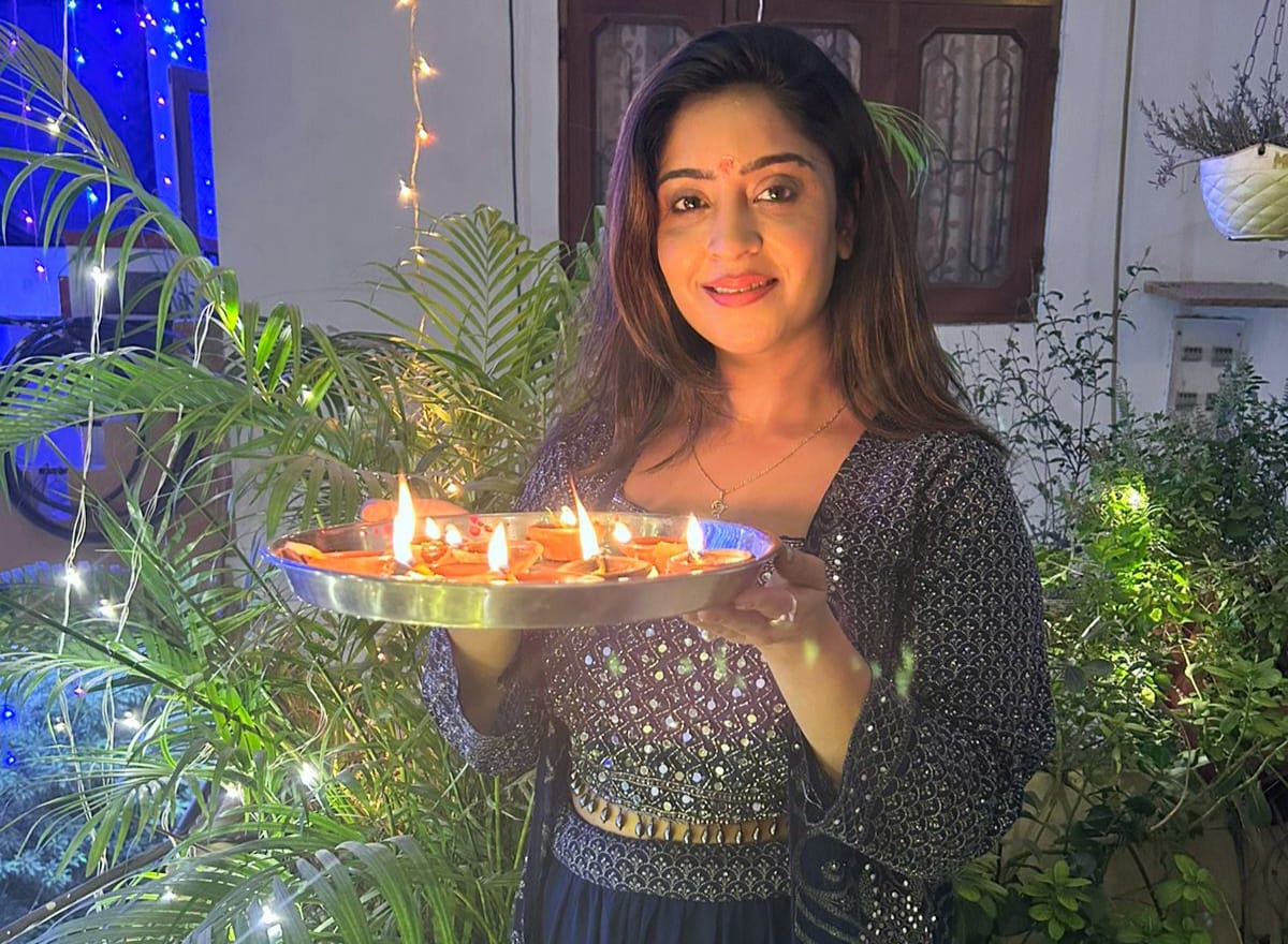 Fans Go Crazy Over Shubhi Sharma's New Look as She Shares Beautiful Picture Holding a Diya!