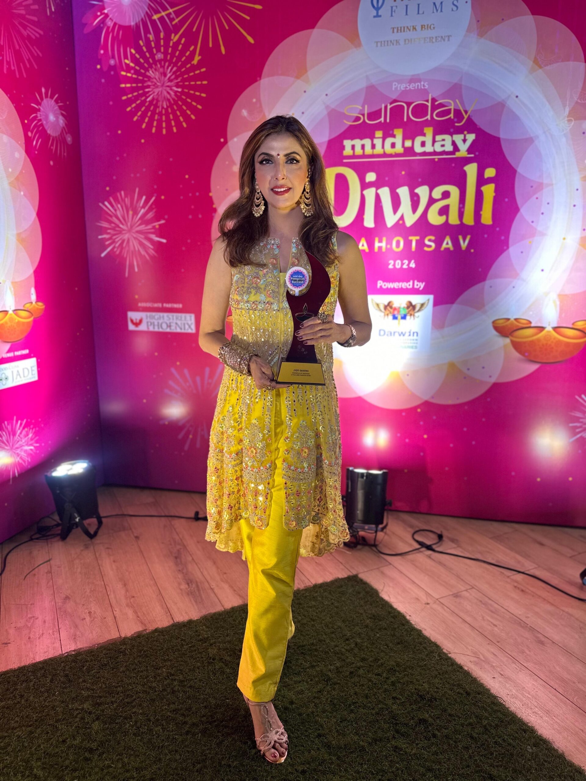 Jyoti Saxena wins "Pinnacle Of Success: Style & Fashion Icon" award at the prestigious Mid-Day Diwali Mahotsav 2024, shares thanksgiving message for fans