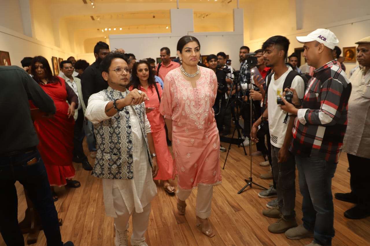 Raveena Tandon inaugurates Nayika by Vishal Sablley at Jehangir Art Gallery