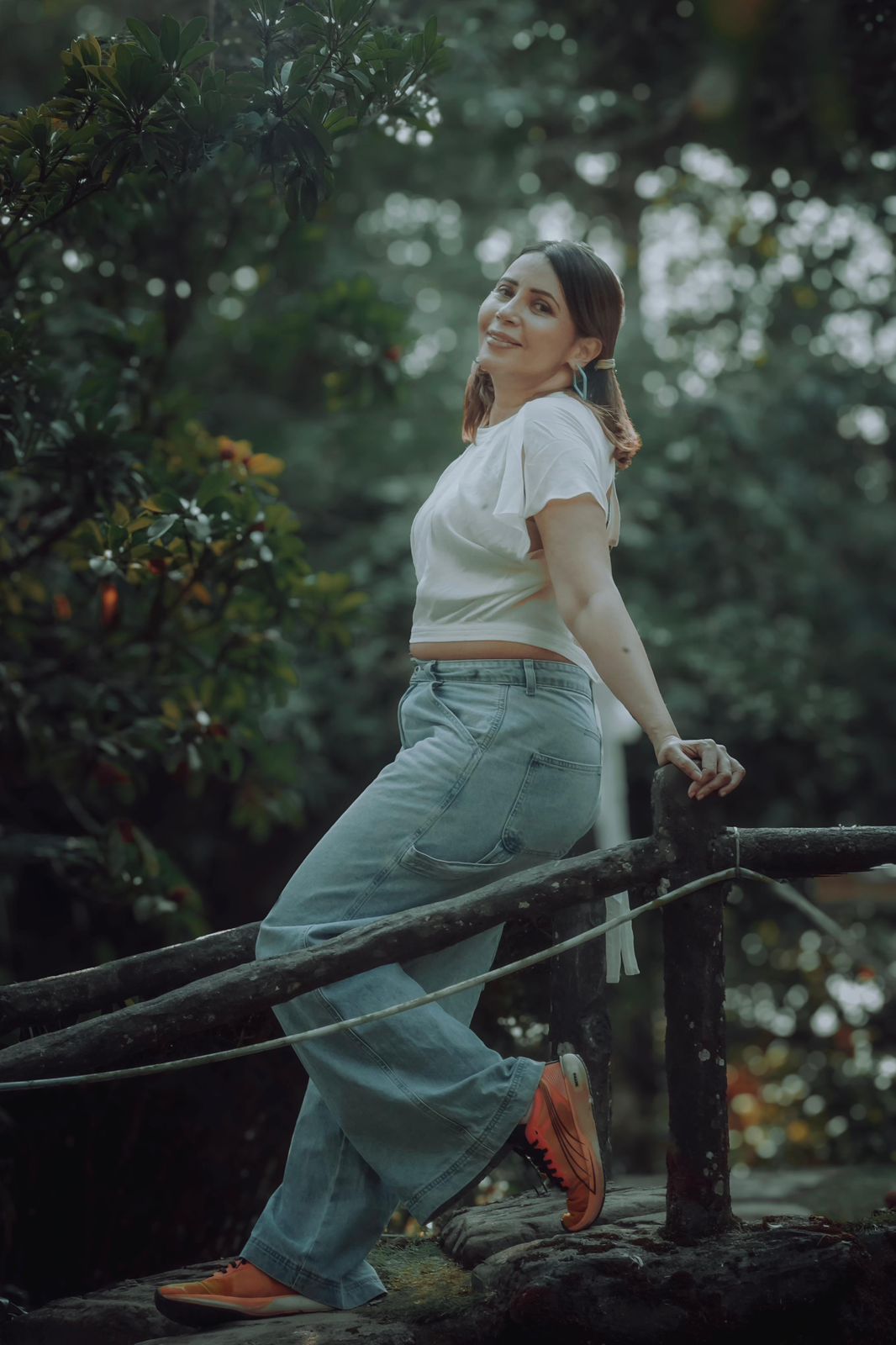 Rozlyn Khan enjoys a nice getaway in Munnar Kerala, balances between work & leisure in THIS way!