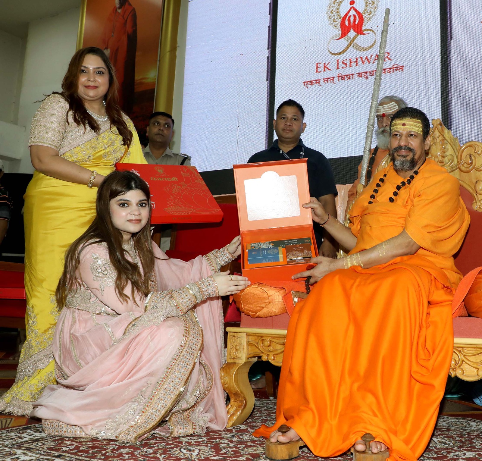 Historic Launch of ‘Ek Ishwar’ App by Samreedhi Bajaj & Rashmi Bajaj by Kailashanand Ji Maharaj at Haridwar
