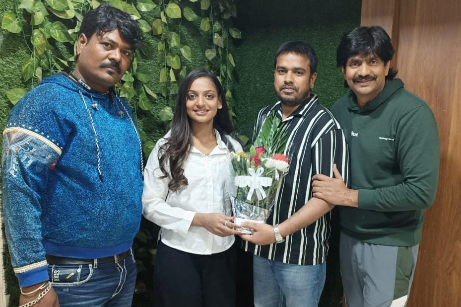 Kumbh Mela's Viral Girl Monalisa Busy Shooting in Mumbai