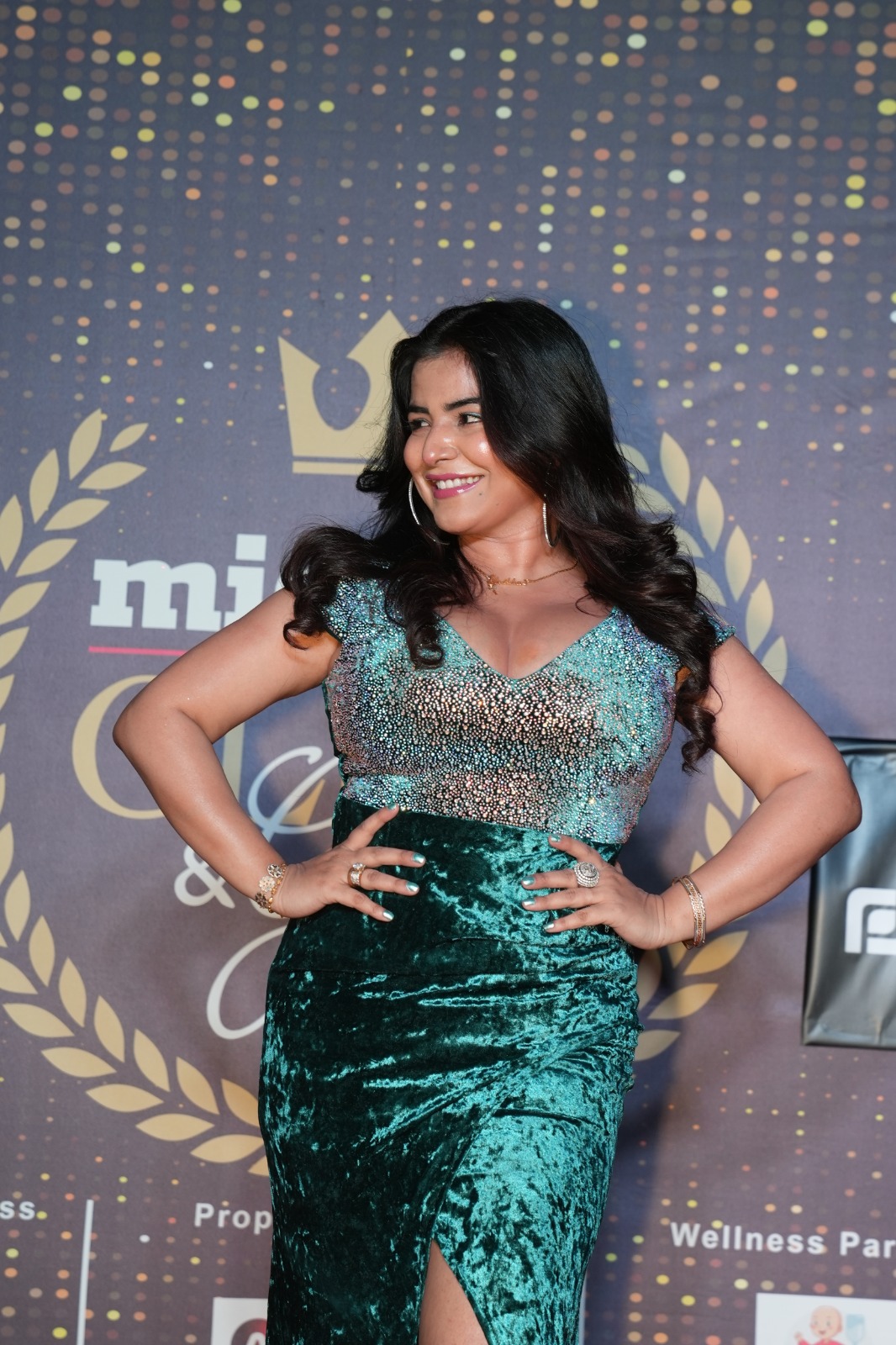 Fan movie actress Shikha Malhotra Crowned Iconic Trending Internet Sensation at Midday Glitz & Glam Awards