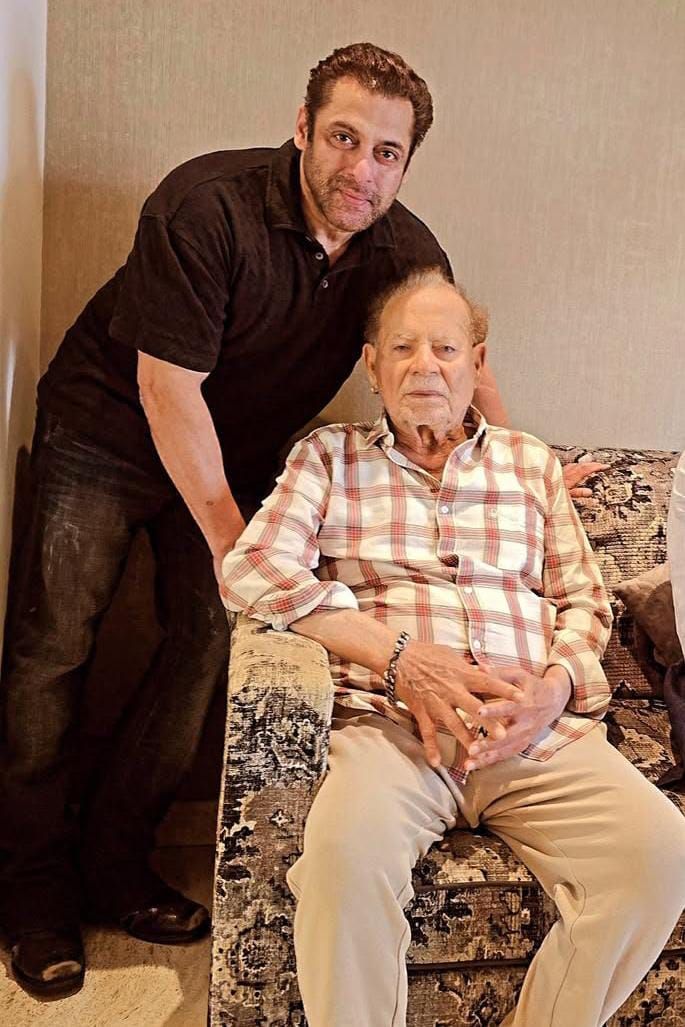 Salim Khan Hospitalised: Sanjay Dutt Rushes to Lilavati to Stand by Salman Khan’s Father Amid ICU Reports