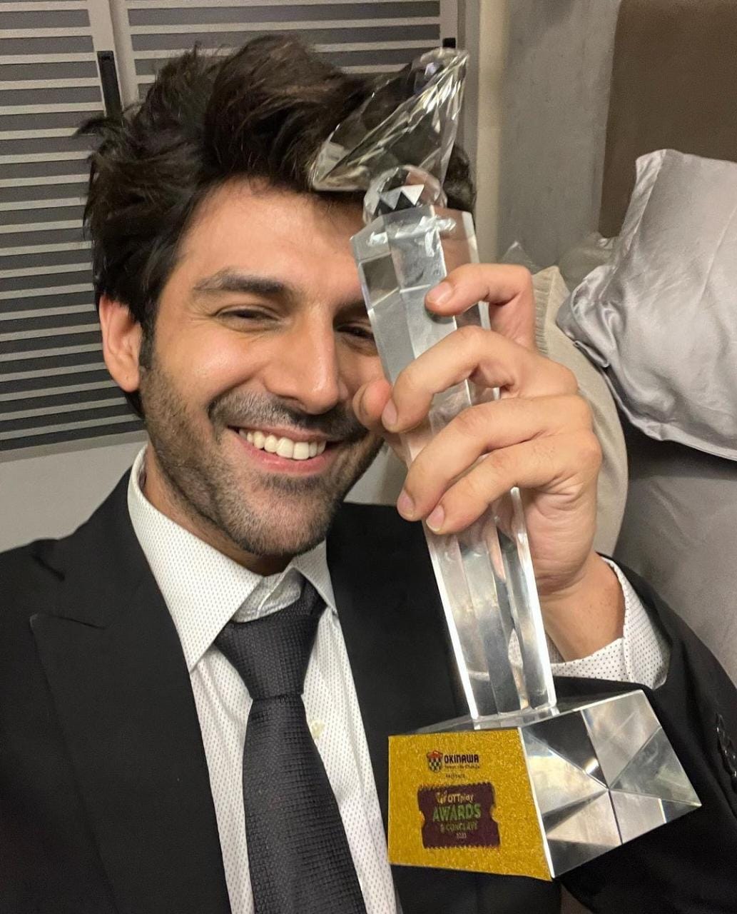 Kartik Aaryan bags 'Best Actor' award for Dhamaka, says, "Honored and Grateful"!